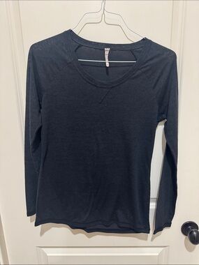 Women’s Under Armour Black Semi-Fitted Long Sleeve Workout Shirt, Size Medium